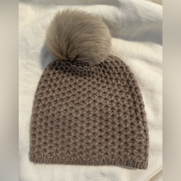 NEVER WORN The Cashmere Project Pom Pom Beanie Hat in Flannel Gray One Size - Picture 2 of 3